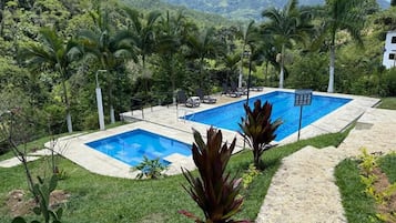 2 piscinas externas, espreguiçadeiras