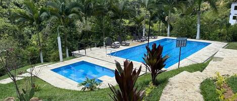 2 outdoor pools, pool loungers