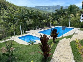 2 piscinas al aire libre, sillones reclinables de piscina