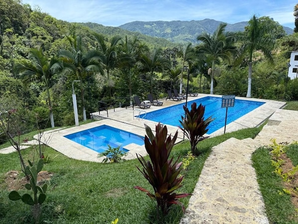 2 piscines extérieures, chaises longues