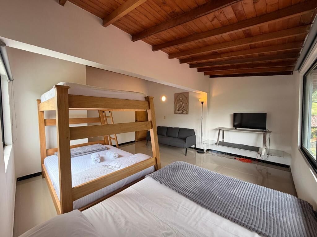 Quarto quádruplo superior | Roupas de cama premium, edredons de pluma