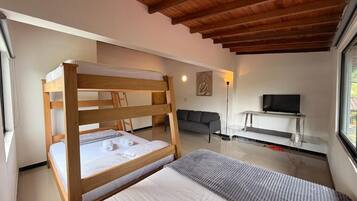 Quarto quádruplo superior | Roupas de cama premium, edredons de pluma