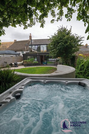 Outdoor spa tub - Chic Devon Designer Oasis with hot tub (Kingsbridge)