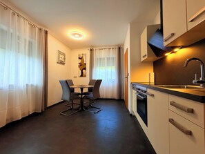 Frigorifero, forno, piano cottura, lavastoviglie