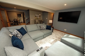Smart TV, futbolito, mesa de ping pong