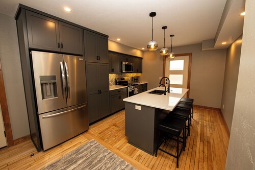 Sleeps 13 - Hot Tub - Game Room - minutes from Road America