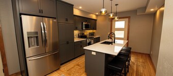 Sleeps 13 - Hot Tub - Game Room - minutes from Road America