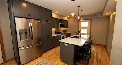 Sleeps 13 - Hot Tub - Game Room - minutes from Road America