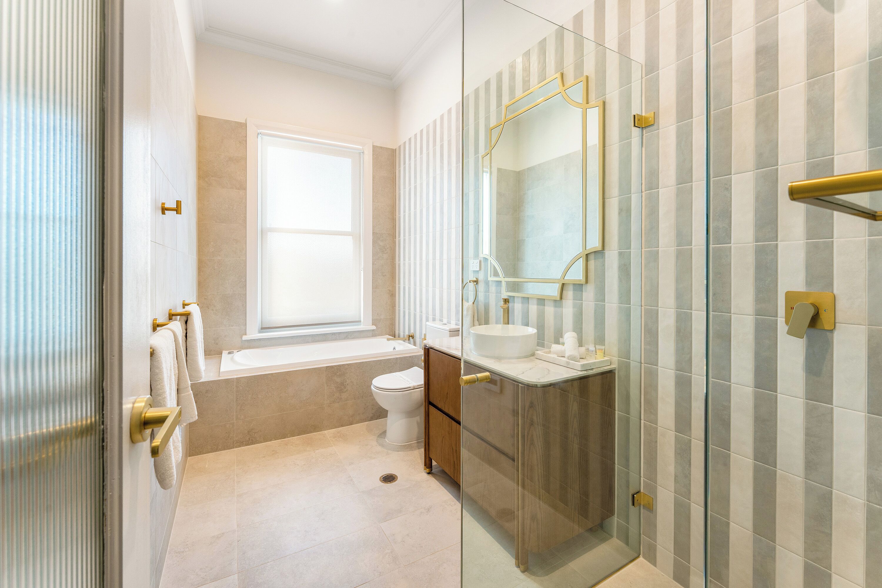 Deluxe Suite, 1 King Bed | Bathroom | Hair dryer, towels, soap, shampoo
