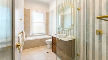 Deluxe Suite, 1 King Bed | Bathroom | Hair dryer, towels, soap, shampoo