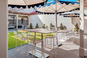 Outdoor dining - Kincraig Hotel (Naracoorte)