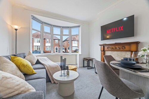 4BR Leicester House - Sleeps 8 - Free Parking