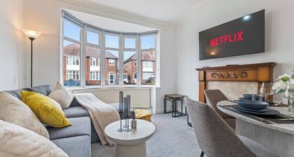 4BR Leicester House - Sleeps 8 - Free Parking