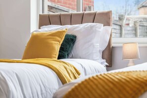 4 habitaciones, tabla de planchar con plancha, wifi y ropa de cama 