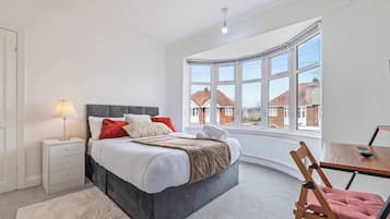 4 bedrooms, iron/ironing board, WiFi, bed sheets