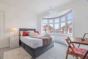 4 bedrooms, iron/ironing board, WiFi, bed sheets - 4BR Leicester House - Sleeps 8 - Free Parking (Leicester)