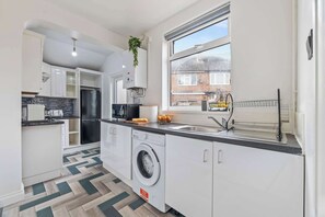 Fridge, microwave, oven, stovetop - 4BR Leicester House - Sleeps 8 - Free Parking (Leicester)