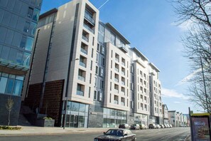 Exterior - Modern 2BR Apartment w/ Balcony | Sleeps 6 (Merseyside)