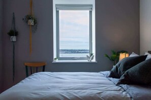 2 bedrooms, iron/ironing board, WiFi, bed sheets - Modern 2BR Apartment w/ Balcony | Sleeps 6 (Merseyside)