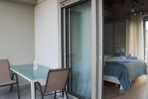 1 bedroom, iron/ironing board, WiFi, bed sheets - Cozy Studio with a Heart-Stealing View (Gerakas)