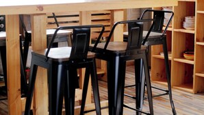 A kitchen with a wooden table, four black chairs, a wooden bookshelf, and a window. - Apart Hotel Plaza Araucaria, Individual Apartment 5 p. Mañihuales, Carretera Austral (Villa Mañihuales)
