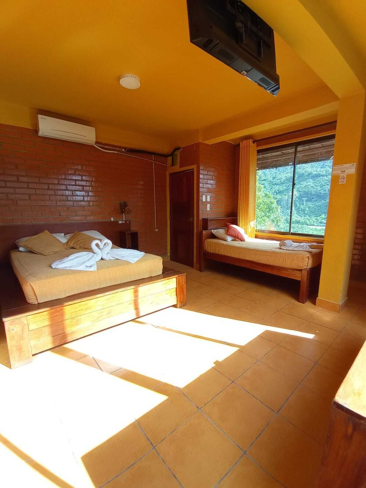 Habitación triple estándar, vista a la alberca