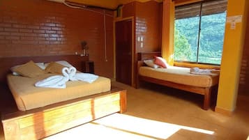 Kolmen hengen standard-huone, näköala uima-altaalle