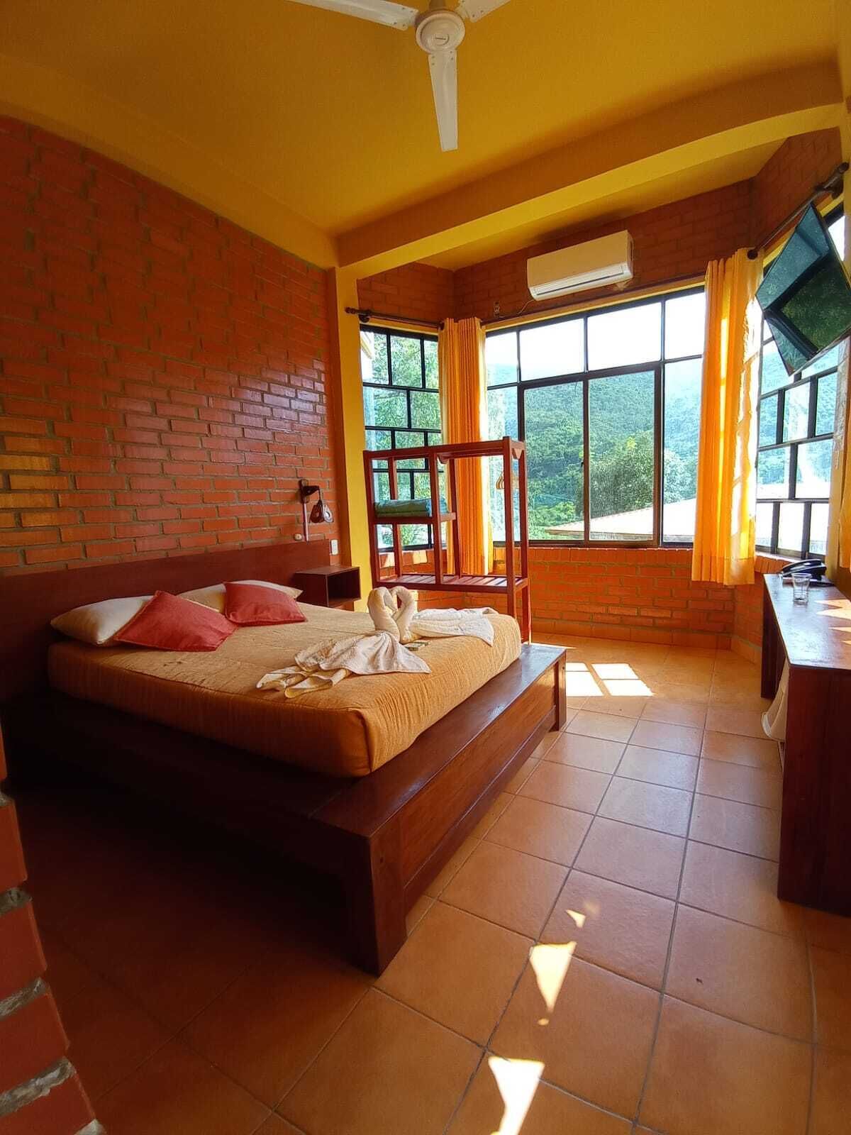 Habitación estándar con 1 cama matrimonial o 2 individuales, vista a la montaña