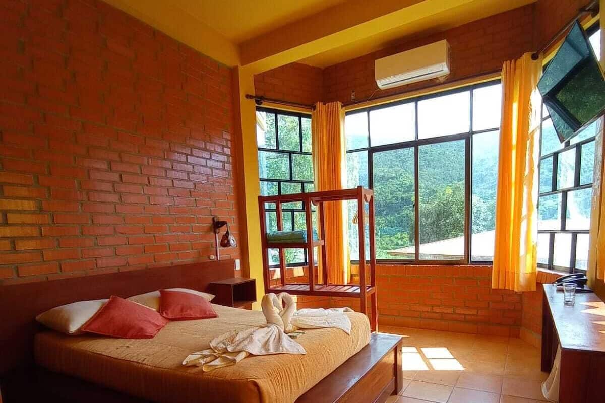 Habitación estándar con 1 cama matrimonial o 2 individuales, vista a la montaña