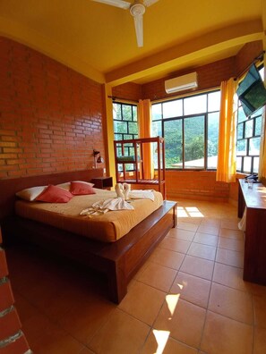 Habitación estándar con 1 cama matrimonial o 2 individuales, vista a la montaña