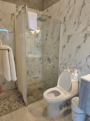 Shower, towels, toilet paper - Cozy Seahorse Apt: Prime location near Ferry, Beaches, Dining, Local Favorites (Culebra)