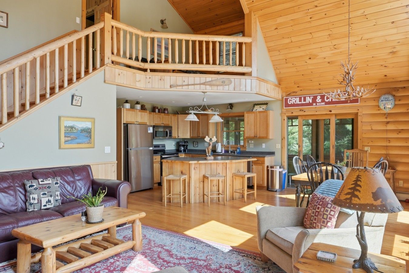 L’intérieur d’une cabane comprend une cuisine, un coin repas et une chambre à coucher située en mezzanine.
