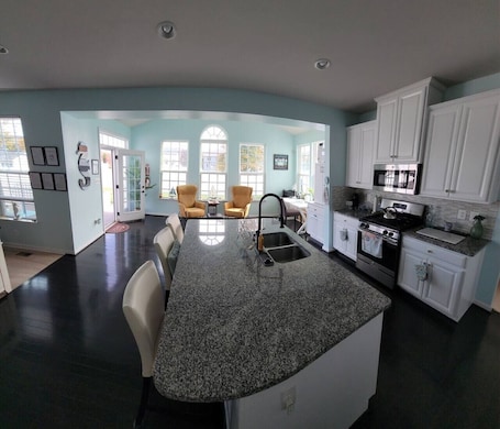 Fridge, microwave, oven, stovetop. Peace and Serenity- Near DC w/parking