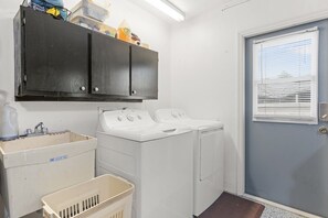 A laundry room with a washing machine, dryer, and a sink. - 2BR2BATH Venice Poolside Retreat (Venice)