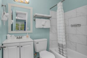 Sèche-cheveux, serviettes fournies, savon, papier toilette