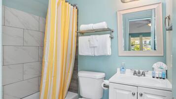 SĂšche-cheveux, serviettes fournies, savon, papier toilette