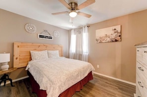 7 bedrooms, iron/ironing board, WiFi, bed sheets - 7 bed 3 bath Oasis (Killeen)