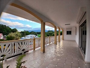 Terrace/patio - MAGNIFICENT FURNISHED VILLA WITH SWIMMING POOL AND MOUNTAIN VIEW (Petit-Bourg)