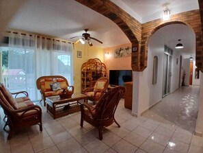 Living area - MAGNIFICENT FURNISHED VILLA WITH SWIMMING POOL AND MOUNTAIN VIEW (Petit-Bourg)