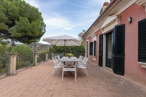 Outdoor dining - Farm House. Country house with swimming pool. Sleeps 10. (Grammichele (CT),)
