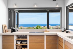 Fridge, microwave, oven, stovetop - Kas Ubuntu - Villa with Panoramic Ocean Views (Kralendijk)