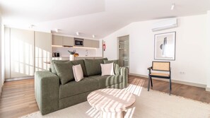 TV - Chic 2BR Duplex by LovelyStay (Porto)