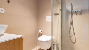 Hair dryer, towels - Chic 2BR Duplex by LovelyStay (Porto)
