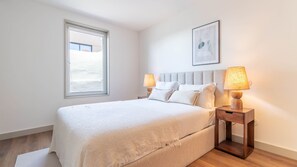 Iron/ironing board, free WiFi, bed sheets - Chic 2BR Duplex by LovelyStay (Porto)