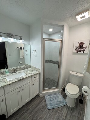 Shower, hair dryer, towels, toilet paper - Spacious 4-bedroom house in Stafford- The Hideaway (Stafford)