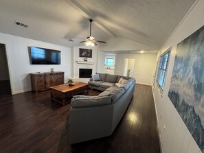 Smart TV, video games, DVD player, video library - Spacious 4-bedroom house in Stafford- The Hideaway (Stafford)