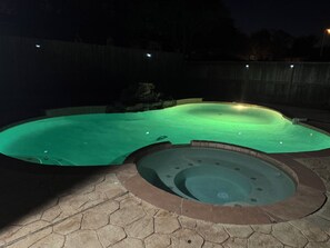 Outdoor pool - Spacious 4-bedroom house in Stafford- The Hideaway (Stafford)