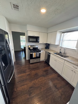 Private kitchen - Spacious 4-bedroom house in Stafford- The Hideaway (Stafford)