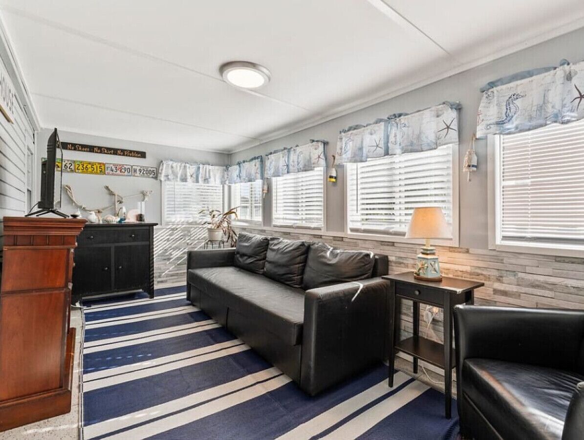 Spacious Beach Retreat With Huge Yard And Parking - Scarborough, ME