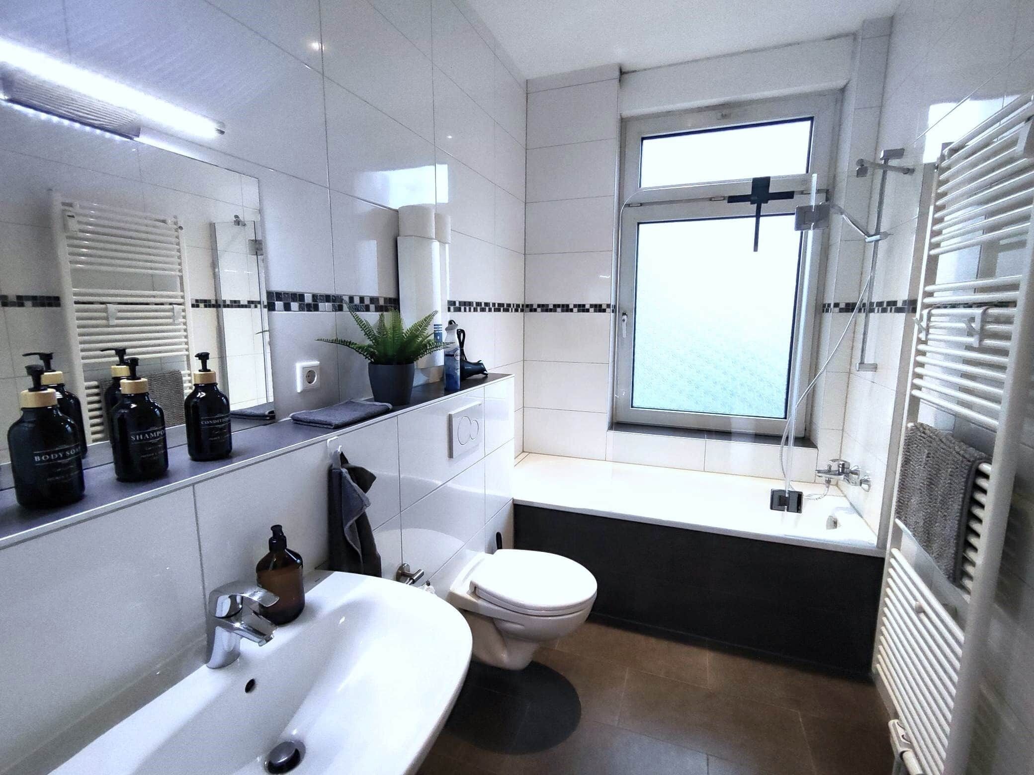 Haartrockner, Handtücher, Shampoo, Toilettenpapier